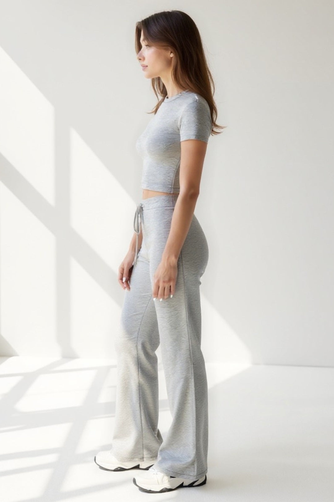 Ensemble Crop Top et Pantalon de Détente | Deux Pièces | Confort et Style Minimaliste