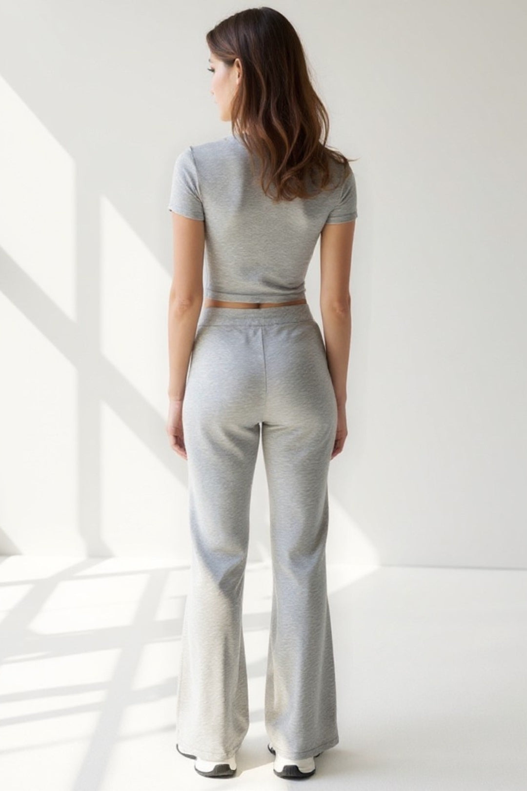 Ensemble Crop Top et Pantalon de Détente | Deux Pièces | Confort et Style Minimaliste