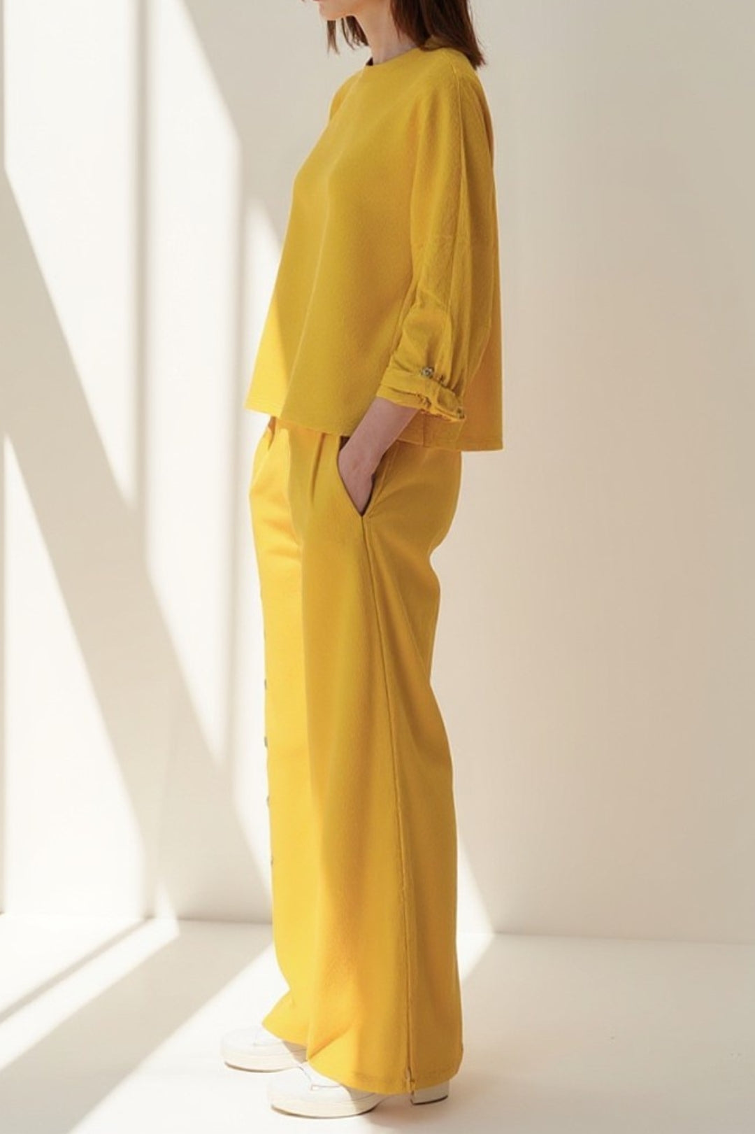 Ensemble Décontracté Deux Pièces avec Haut Ample et Pantalon à Boutons Latéraux | Confort Moderne | Noir ou Jaune Vif