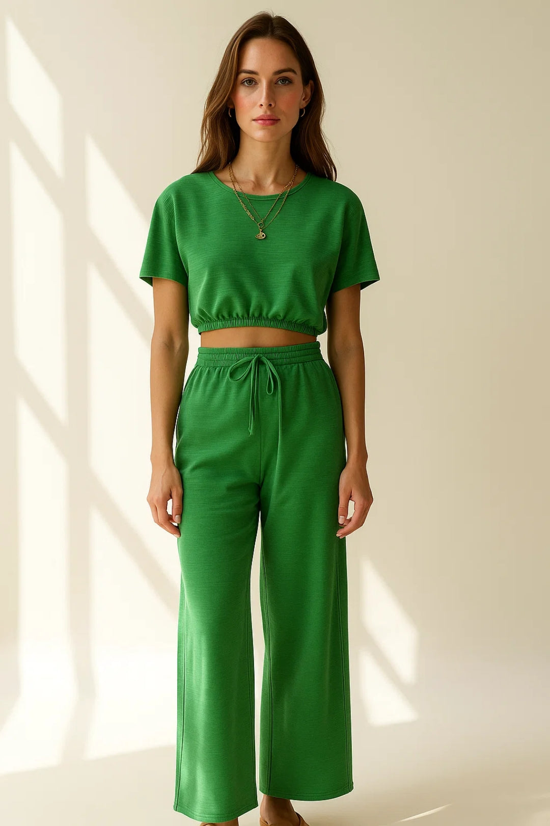 Ensemble Décontracté Deux Pièces avec Top Court et Pantalon Large à Taille Élastique | Confort Moderne | Vert, Noir ou Beige Rayé