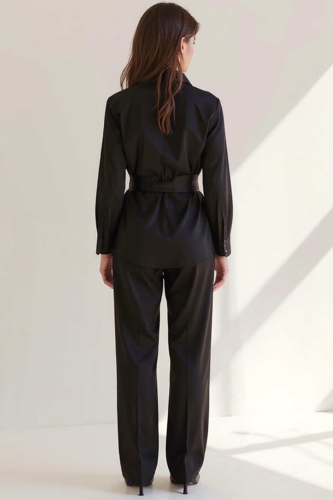 Ensemble Deux Pièces Noir | Chemise Ceinturée et Pantalon Évasé | Élégance Classique