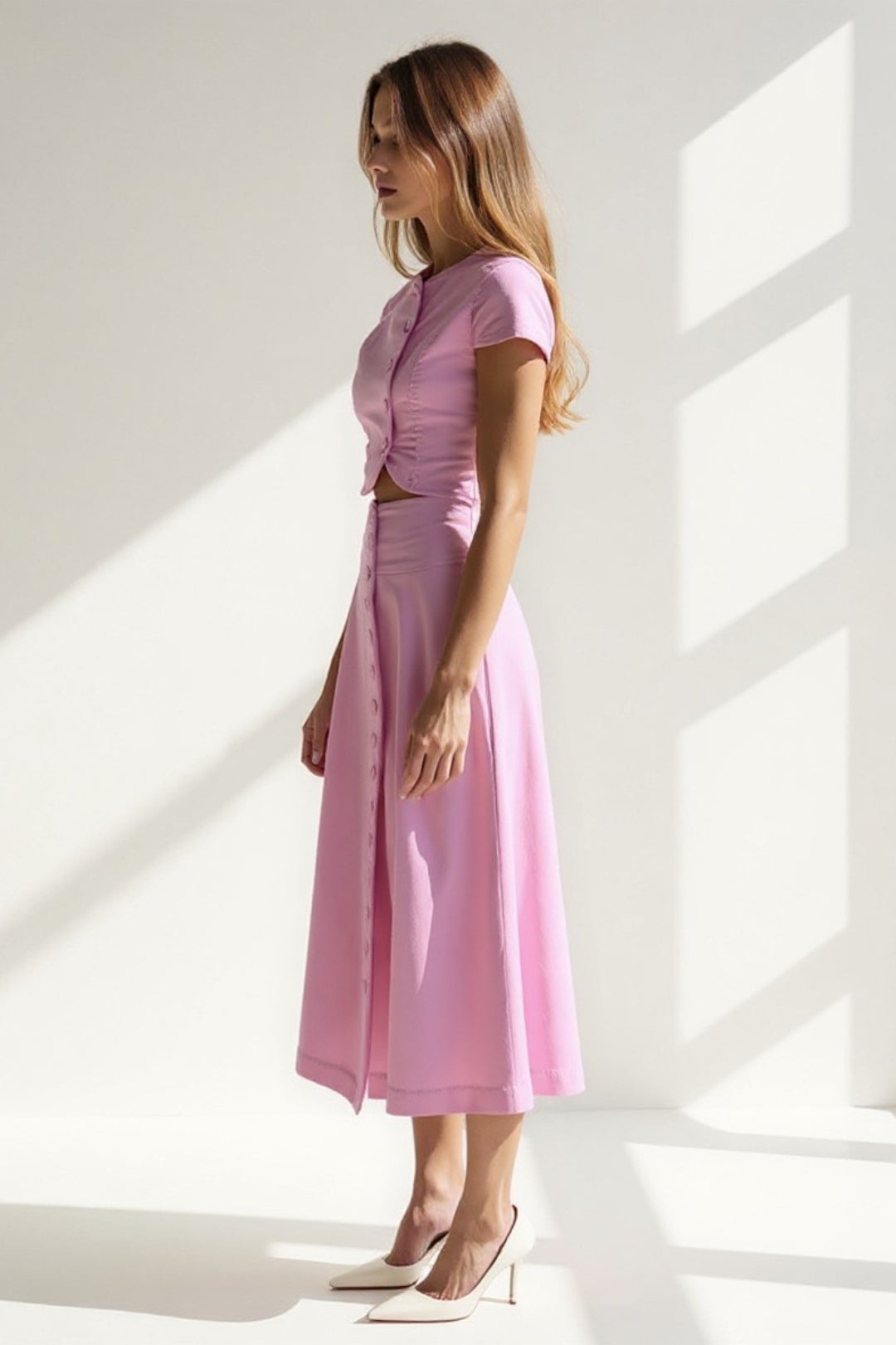 Ensemble Deux Pièces Rose | Haut Boutonné et Jupe Mi-longue | Élégance Féminine