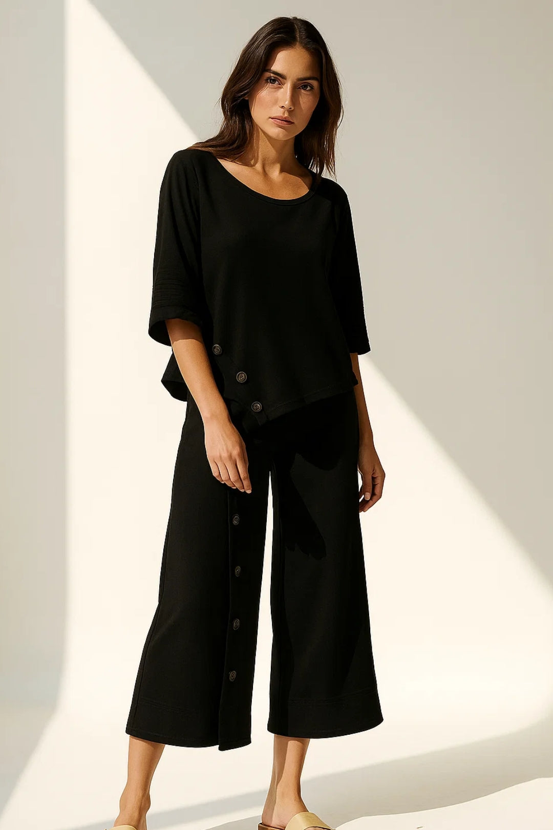Ensemble Deux Pièces avec Haut Manches 3/4 et Pantalon Boutonné | Style Confortable et Moderne | Noir ou Blanc Cassé