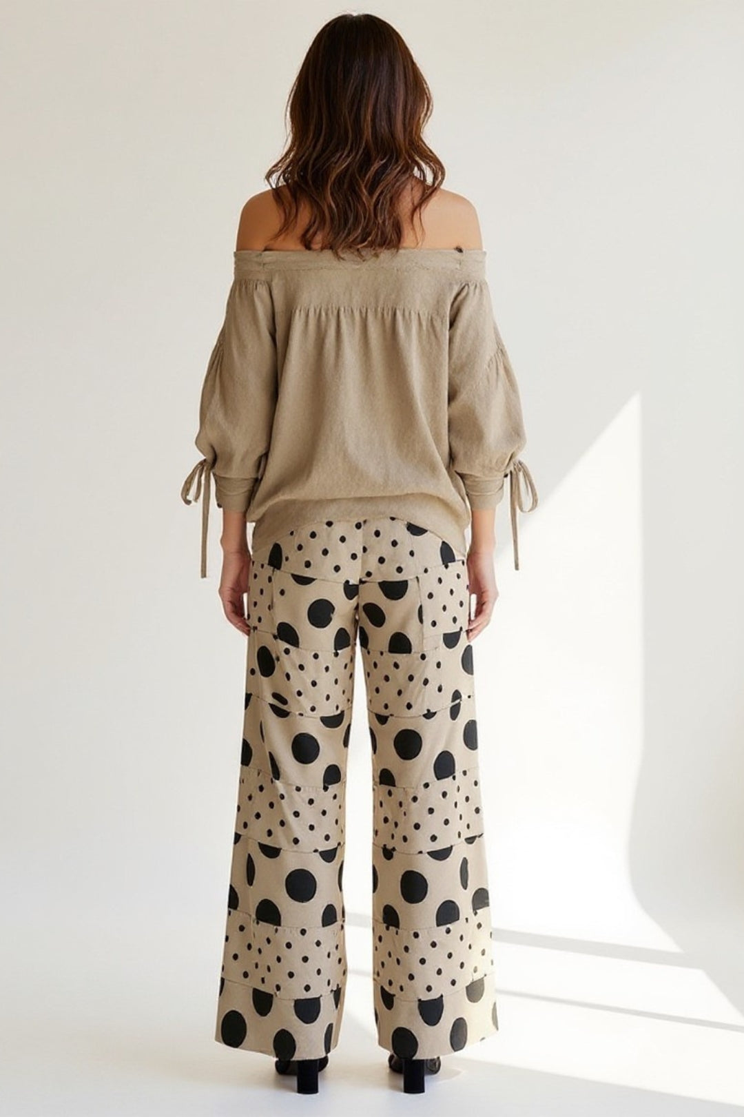 Ensemble Épaules Dénudées et Pantalon à Pois | Look Artistique | Beige et Noir