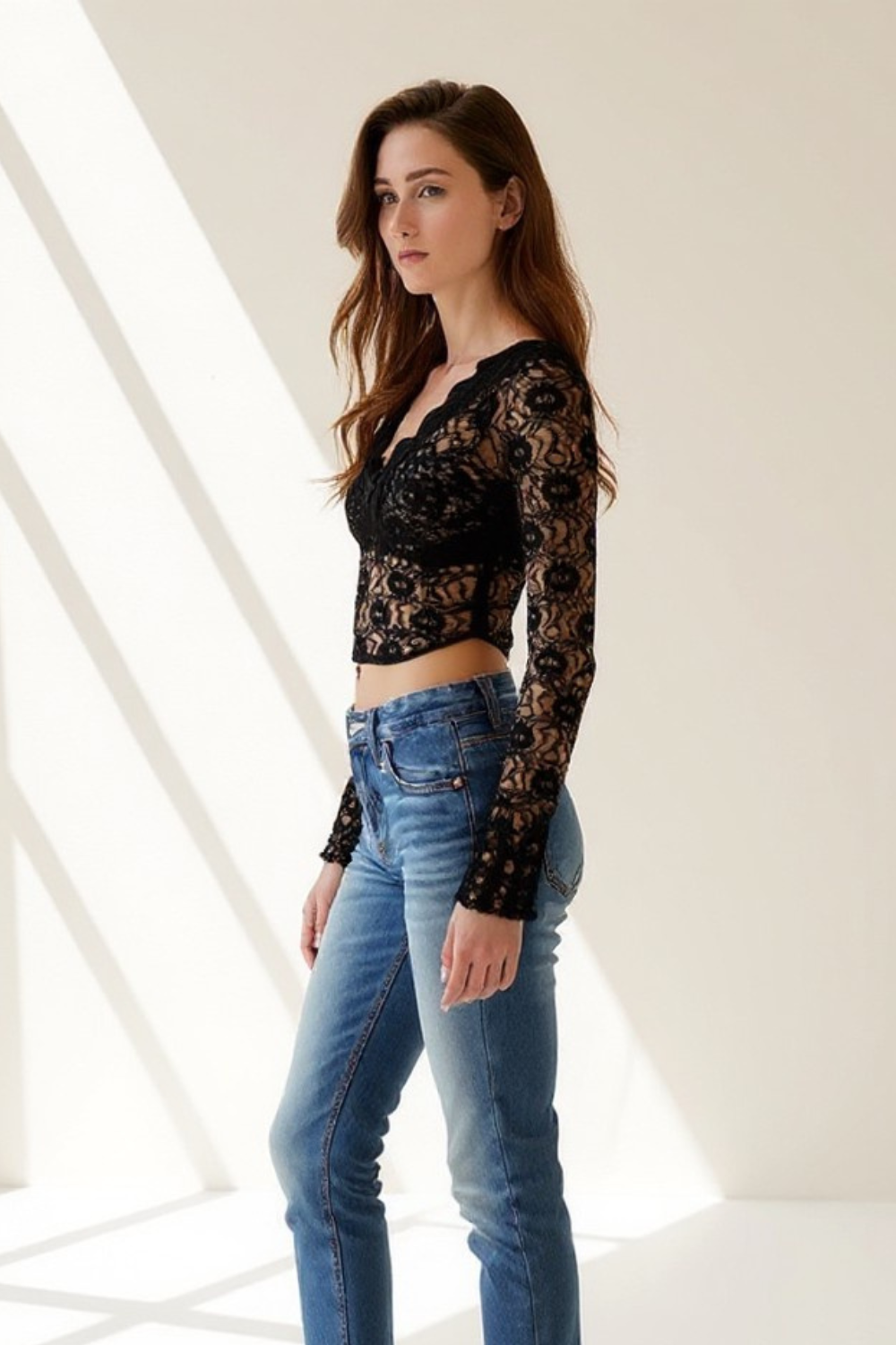 Haut Dentelle Femme | Transparence Élégante | Coupe Près du Corps