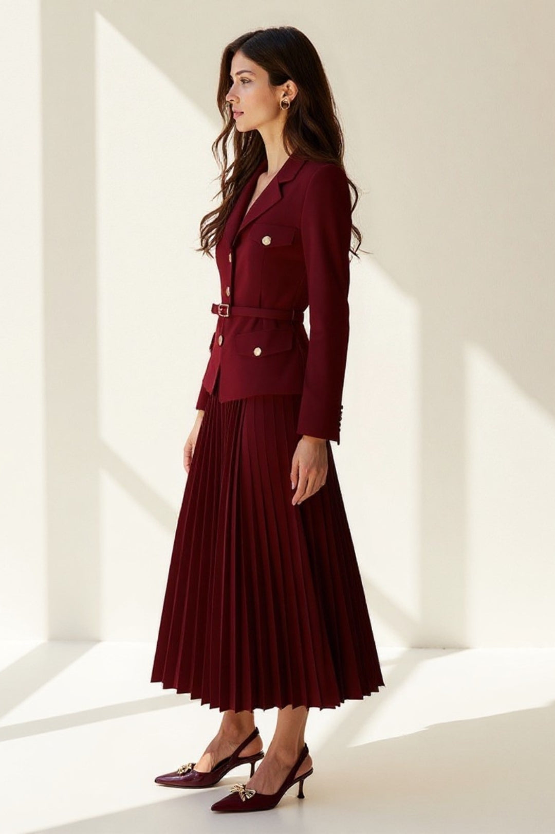 Tailleur Élégant | Blazer Ceinturé & Jupe Plissée | Bordeaux Raffiné