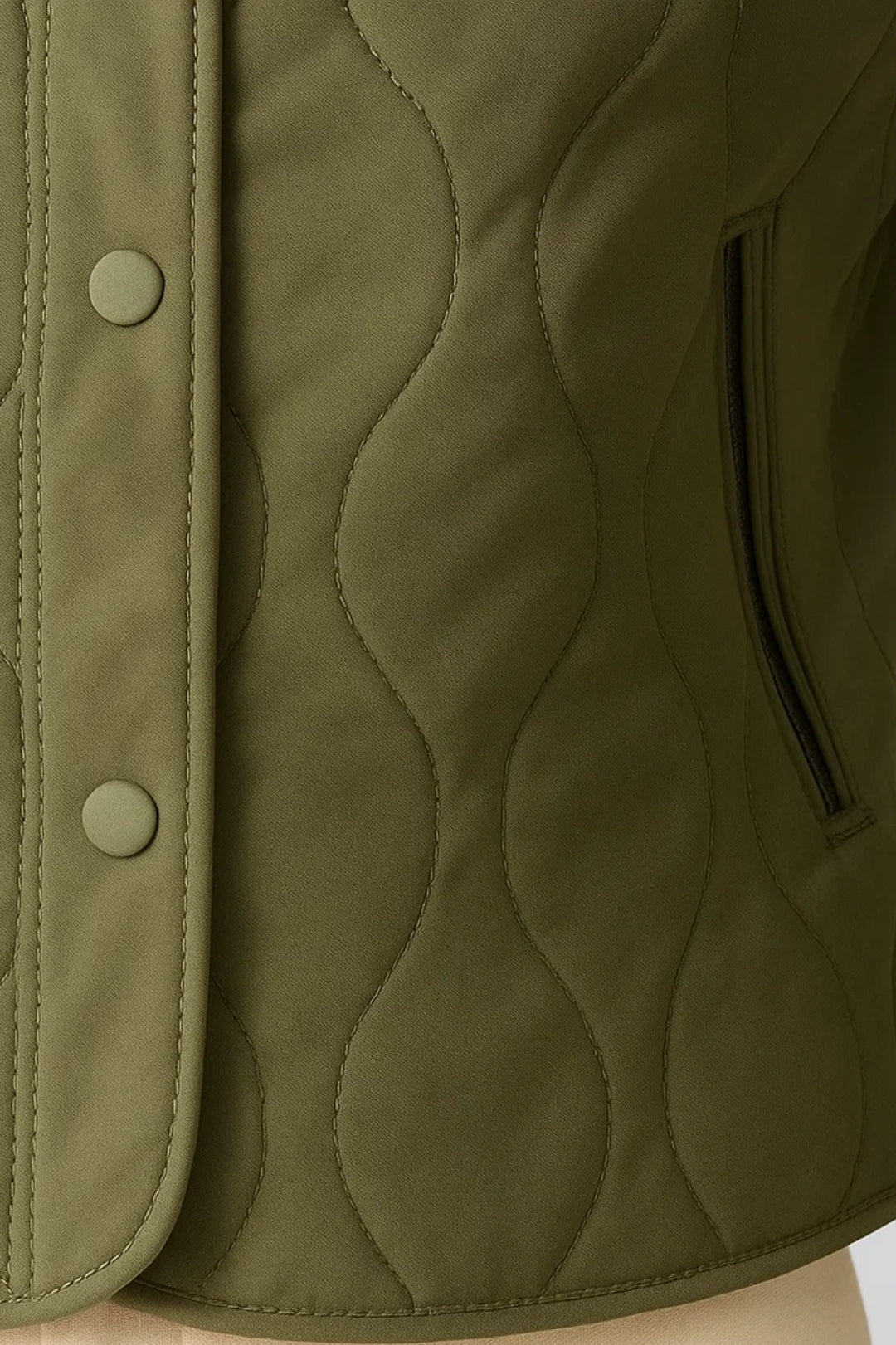 Veste courte matelassée | Vert olive | Design minimal et moderne