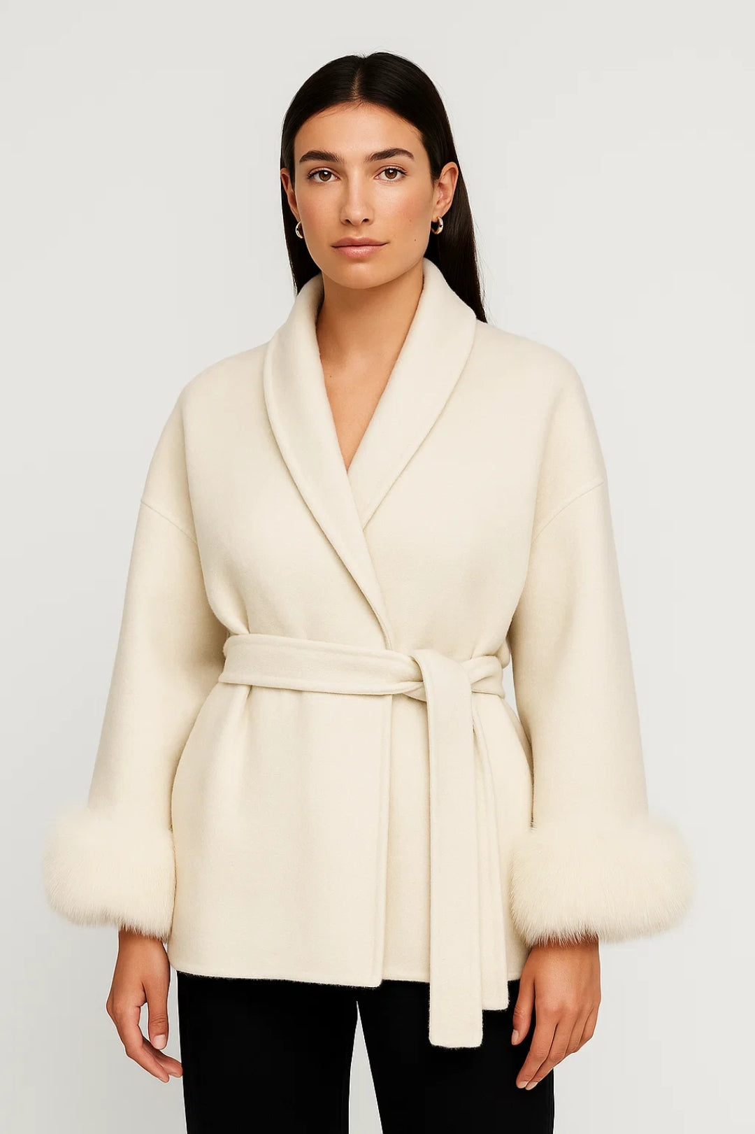 Veste élégante avec ceinture et poignets en fausse fourrure | Disponible en gris et ivoire