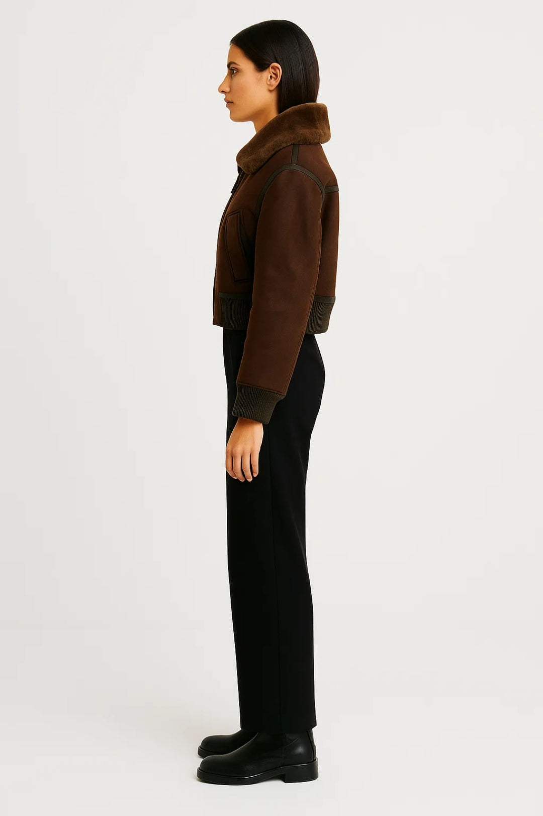Blouson d’automne en suédine | Col en fausse fourrure | Coupe courte et structurée