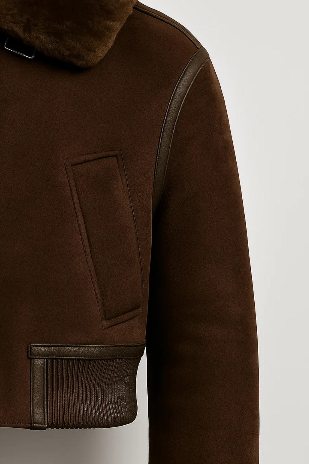 Blouson d’automne en suédine | Col en fausse fourrure | Coupe courte et structurée