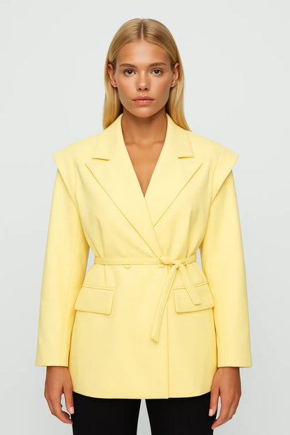 Blazer Ceinturé à Épaules Structurées | Veste longue pour femme | Élégante et Moderne