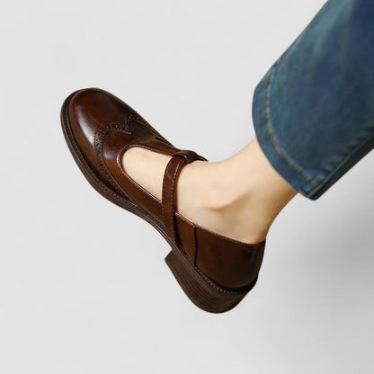 Camille - Chaussures Orthopédiques Femme Vintage à Bride en T et Détails Brogues sur Talon Bas