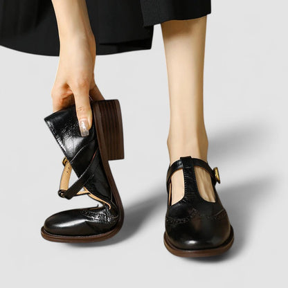 Camille - Chaussures Orthopédiques Femme Vintage à Bride en T et Détails Brogues sur Talon Bas