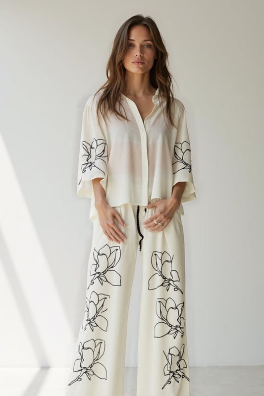 Ensemble blouse fluide et pantalon large à motif floral | Tissu léger | Élégance décontractée