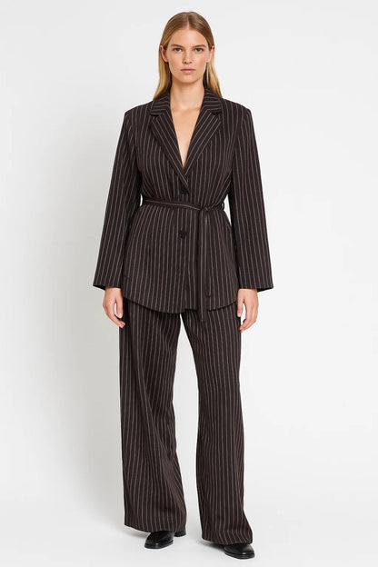 Ensembles Élégants | Costume à rayures avec ceinture assortie | Structuré et Professionnel