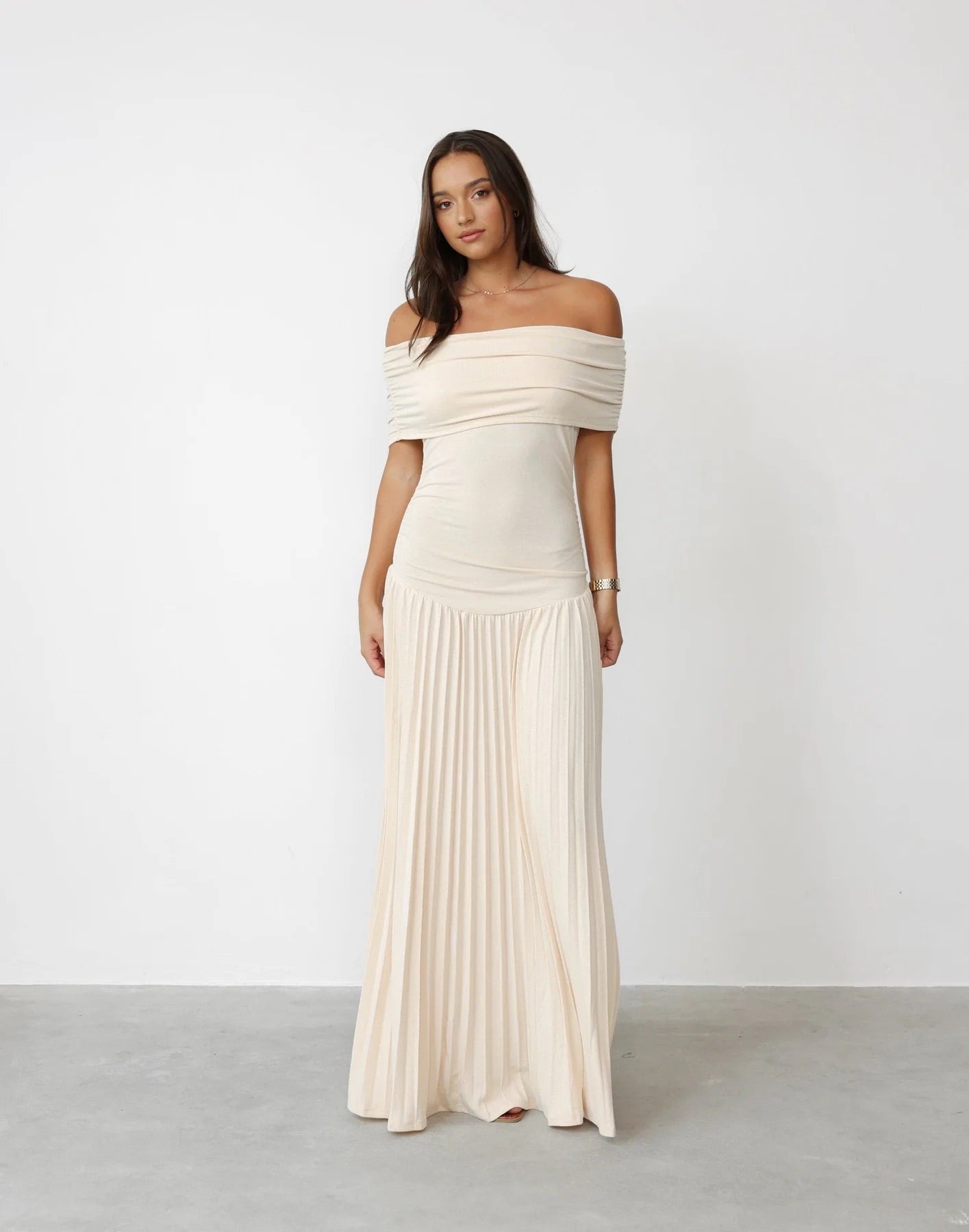 Louise - Robe Maxi Élégante Invitée Mariage Femme avec Épaules Dénudées et Jupe Plissée
