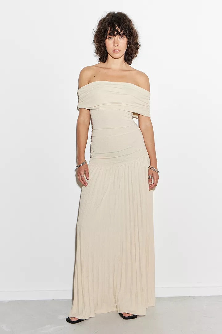 Louise - Robe Maxi Élégante Invitée Mariage Femme avec Épaules Dénudées et Jupe Plissée