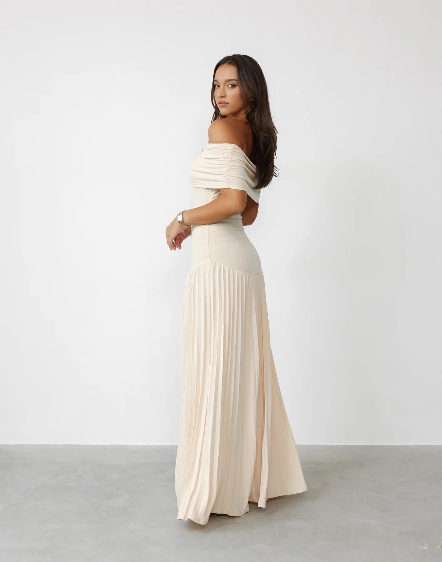 Louise - Robe Maxi Élégante Invitée Mariage Femme avec Épaules Dénudées et Jupe Plissée