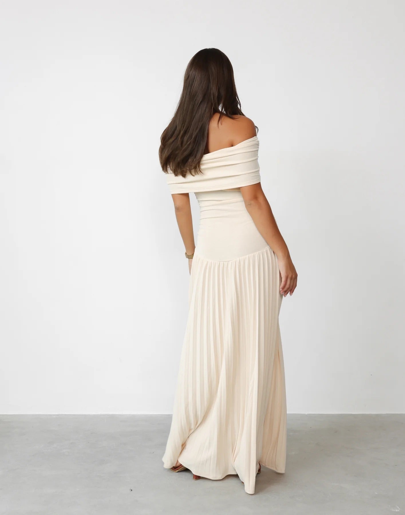 Louise - Robe Maxi Élégante Invitée Mariage Femme avec Épaules Dénudées et Jupe Plissée