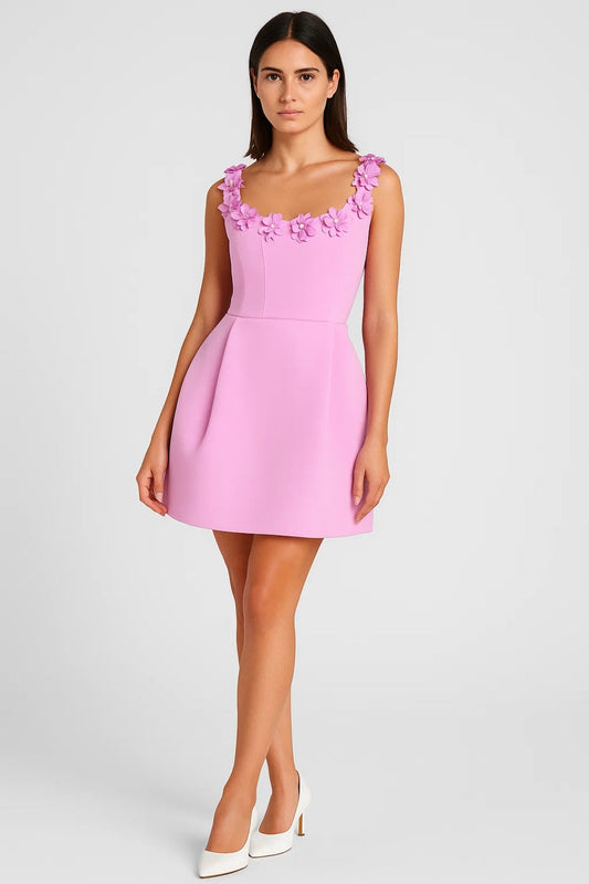 Robe Courte Rose | Encolure Fleurie | Féminine et Structurée