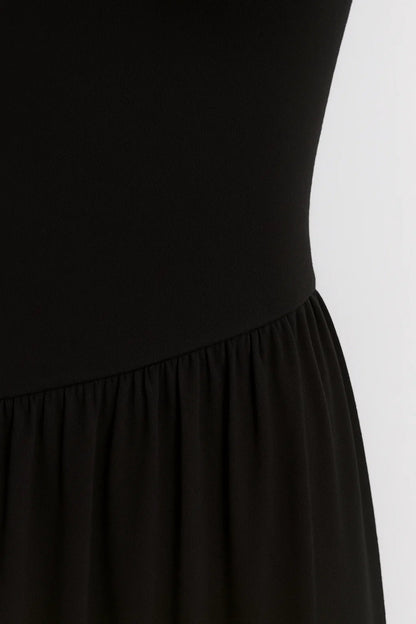 Robe Courte Sans Bretelles | Robe Bustier Évasée | Moderne et Audacieuse