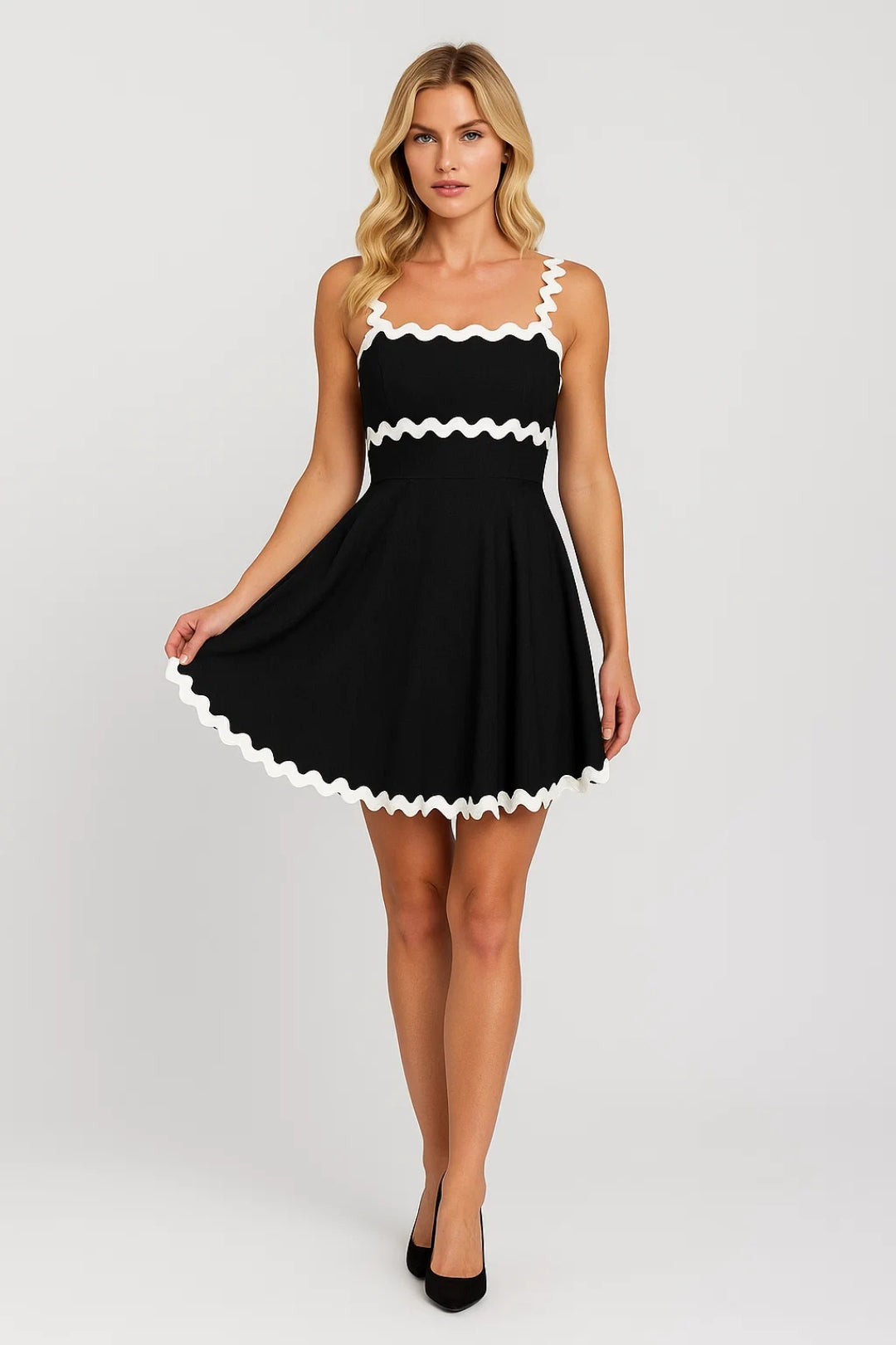 Robe courte évasée à bretelles décoratives | Robe contrastée à détails ondulés | Légère et respirante