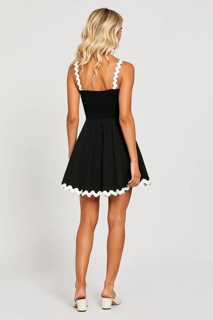 Robe courte évasée à bretelles décoratives | Robe contrastée à détails ondulés | Légère et respirante