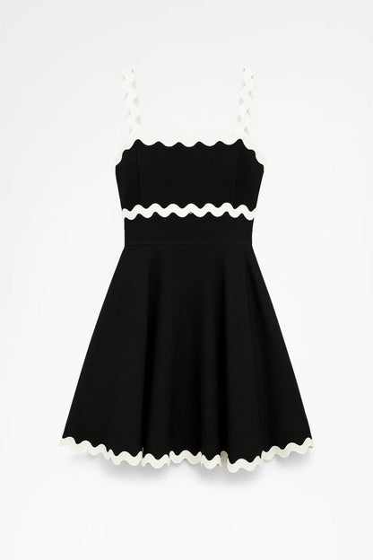 Robe courte évasée à bretelles décoratives | Robe contrastée à détails ondulés | Légère et respirante