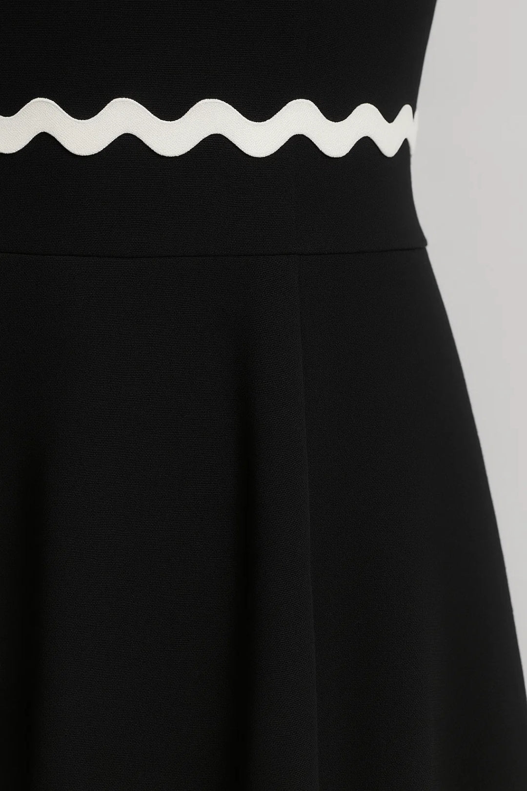 Robe courte évasée à bretelles décoratives | Robe contrastée à détails ondulés | Légère et respirante