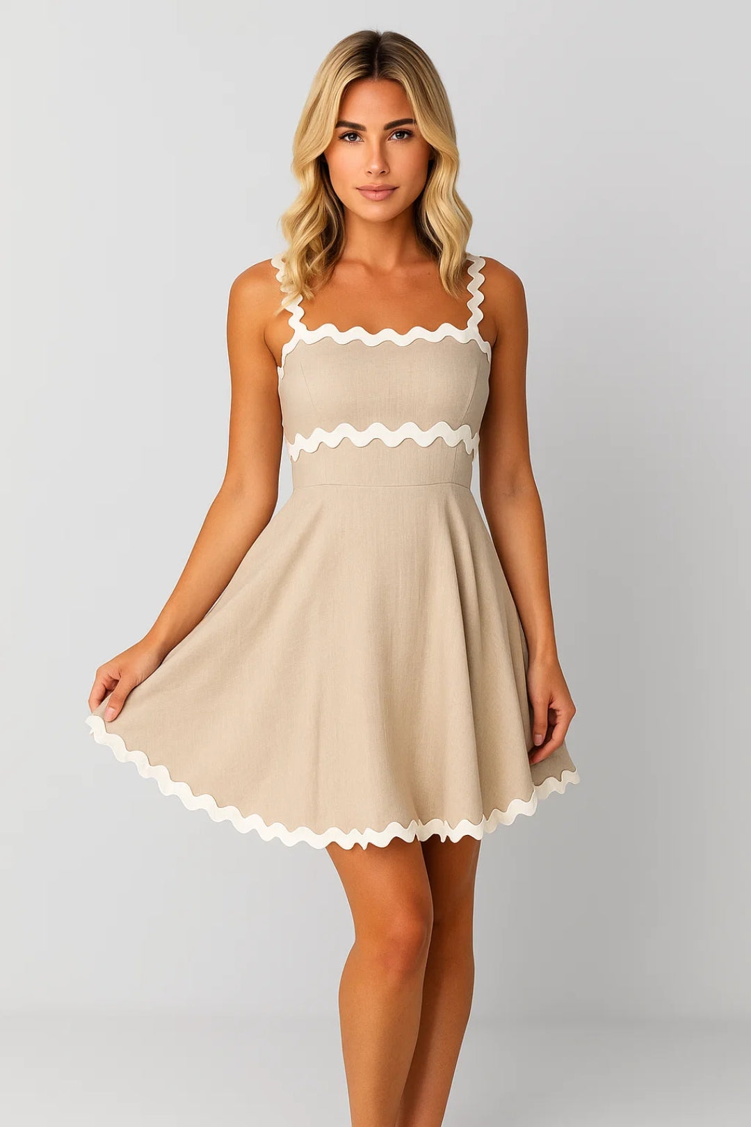 Robe courte évasée à bretelles décoratives | Robe contrastée à détails ondulés | Légère et respirante