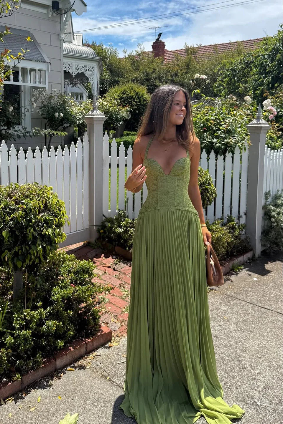 Rosalie - Robe Invitée Mariage Femme Élégante à Bretelles Croisées avec Haut Brodé et Jupe Plissée