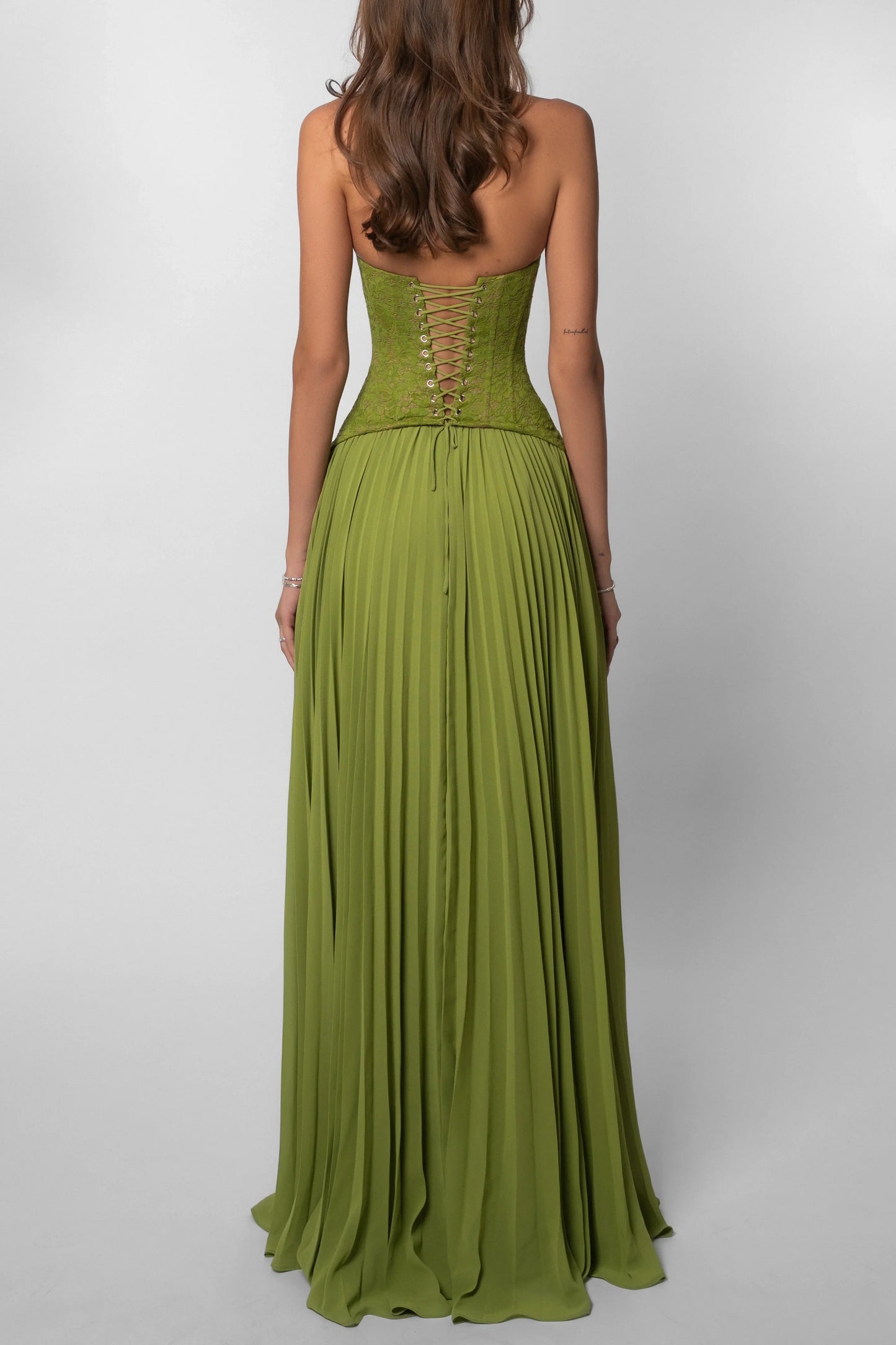 Rosalie - Robe Invitée Mariage Femme Élégante à Bretelles Croisées avec Haut Brodé et Jupe Plissée
