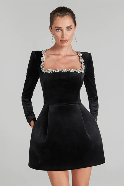 Séraphine - Robe de Soirée Mini Femme Glamour avec Col Carré Orné et Manches Longues Ajustées