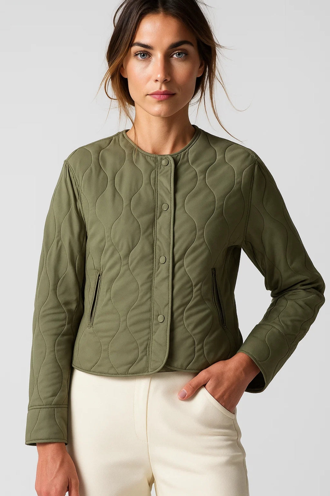 Veste courte matelassée | Vert olive | Design minimal et moderne