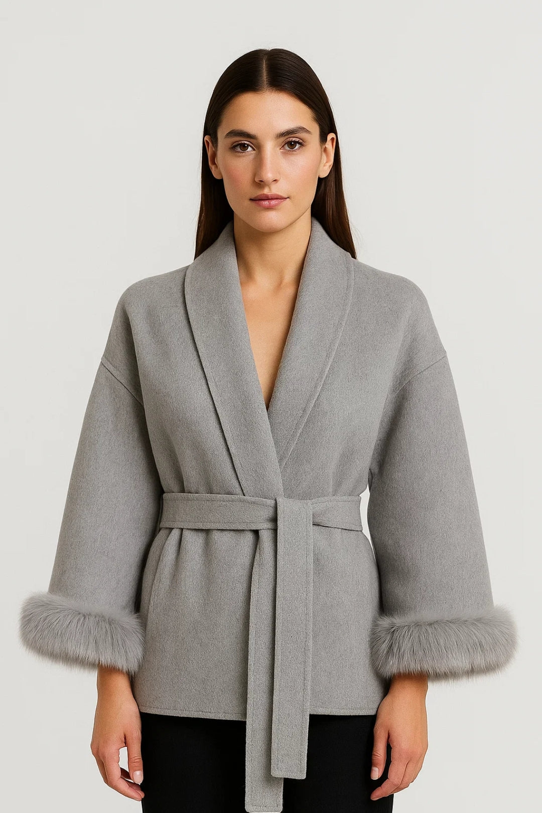 Veste élégante avec ceinture et poignets en fausse fourrure | Disponible en gris et ivoire