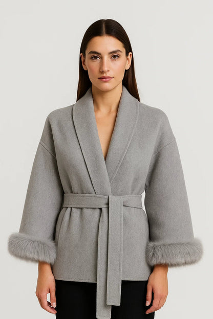 Veste élégante avec ceinture et poignets en fausse fourrure | Disponible en gris et ivoire