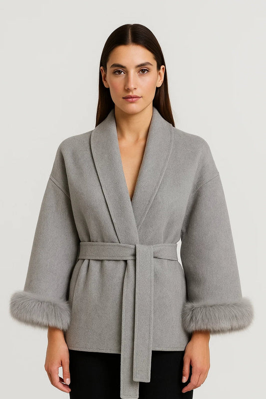 Veste élégante avec ceinture et poignets en fausse fourrure | Disponible en gris et ivoire