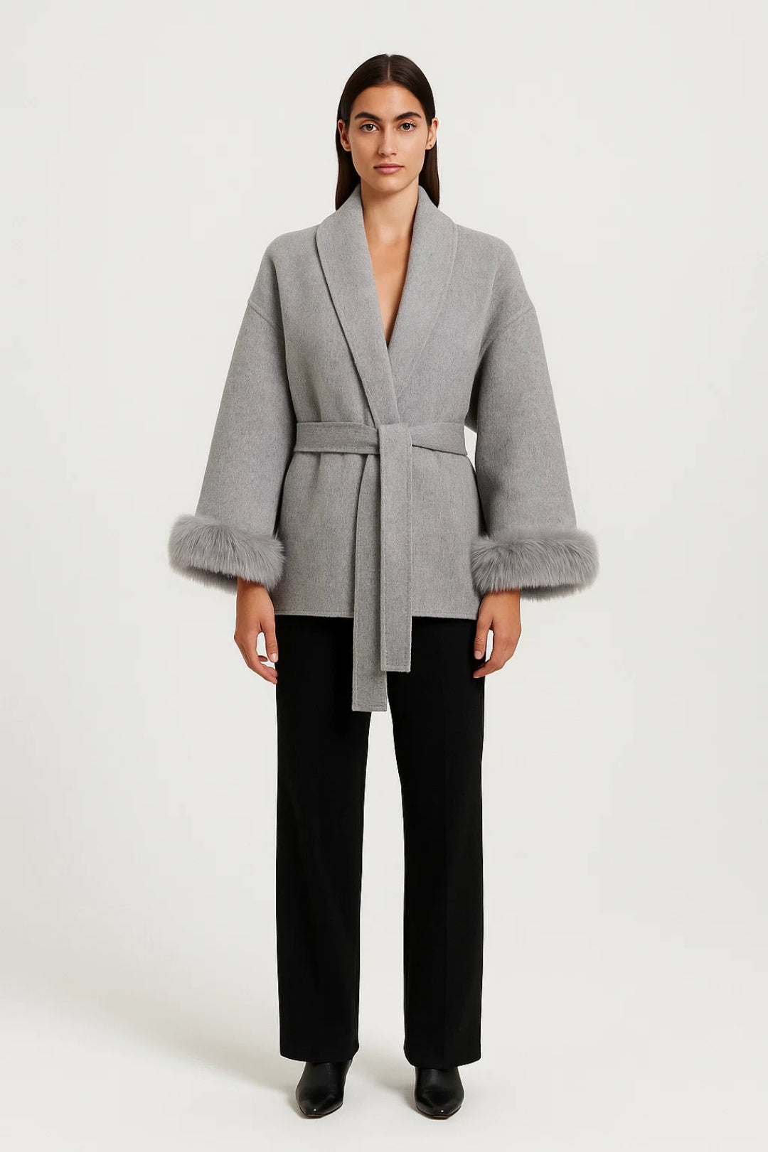 Veste élégante avec ceinture et poignets en fausse fourrure | Disponible en gris et ivoire