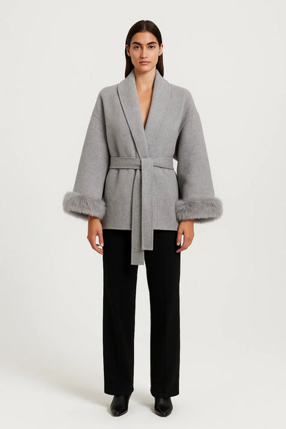 Veste élégante avec ceinture et poignets en fausse fourrure | Disponible en gris et ivoire