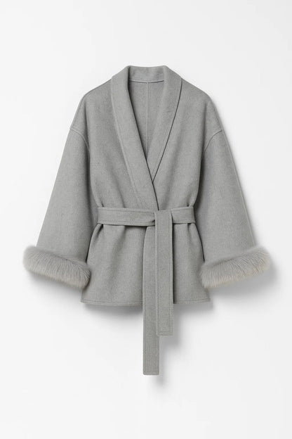 Veste élégante avec ceinture et poignets en fausse fourrure | Disponible en gris et ivoire