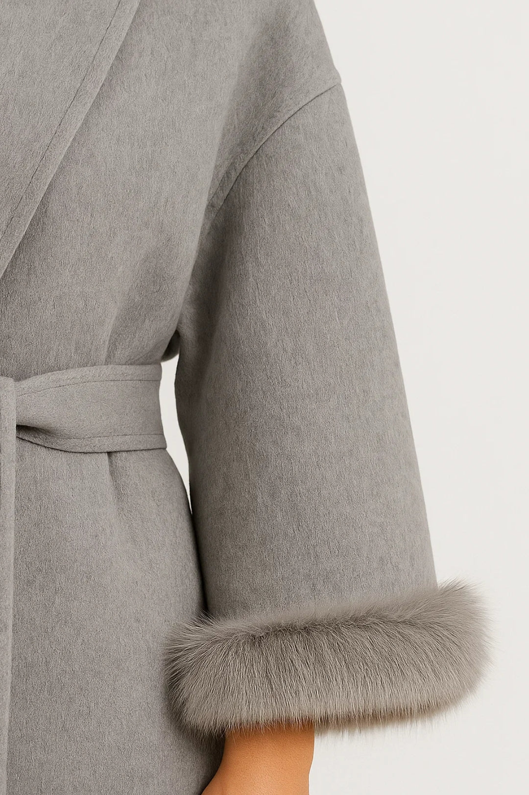 Veste élégante avec ceinture et poignets en fausse fourrure | Disponible en gris et ivoire