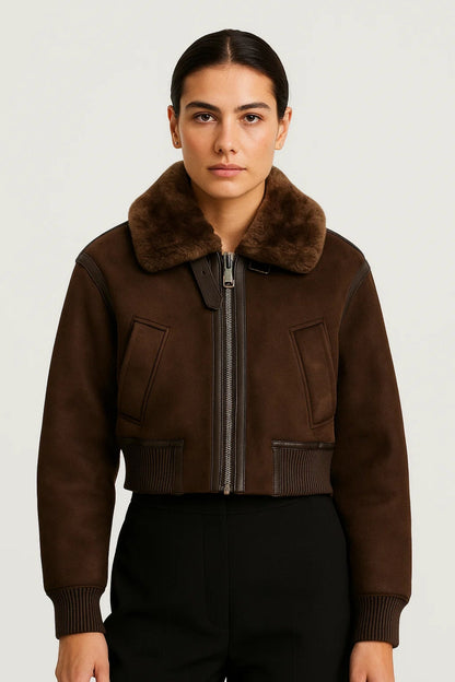 Blouson d’automne en suédine | Col en fausse fourrure | Coupe courte et structurée